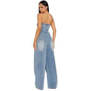 Trägerloser Damen Denim Jumpsuit in Hellblau mit weitem Bein und offenem Rückenteil