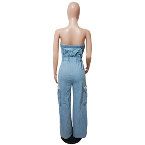 Vue arrière d'une combinaison bustier en jean bleu clair avec taille élastiquée et poches
