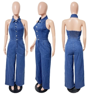 Combinaison en jean à jambes larges avec dos nu licou et boutons métalliques