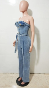Dettaglio della tuta denim senza spalline con bottoni dorati e cintura in vita
