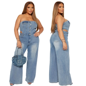 Vorder- und Seitenansicht eines hellblauen trägerlosen Denim-Jumpsuits mit seitlichen Cut-Outs