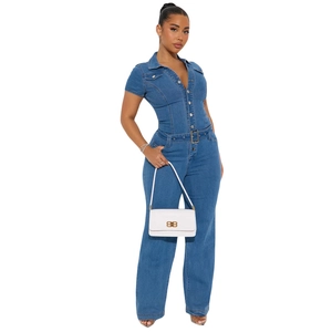Kurzärmeliger Jeans-Jumpsuit in Blau mit Knopfleiste und passendem Gürtel in der Taille