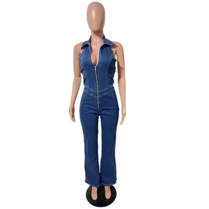 Détail de la combinaison en jean sans manches avec col chemise et fermeture éclair en métal