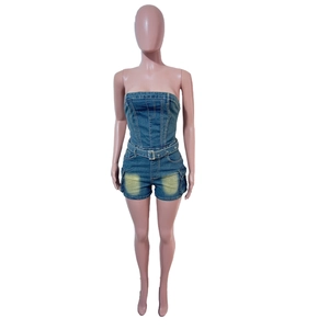 Dettaglio della tutina in denim blu scuro con lavaggio giallo e tasche stile cargo