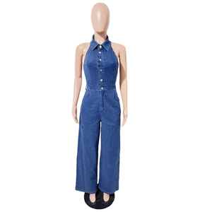 Détail de la combinaison dos nu en jean bleu foncé avec col à revers et boutons métal