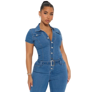 Eng anliegender blauer Denim-Jumpsuit mit Kurzarm, Umlegekragen und passendem Gürtel