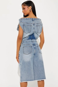 Détail de l'ourlet effiloché et des coutures de poche sur le combishort bustier bleu