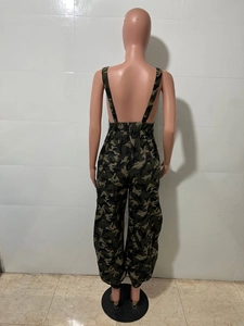 Vue arrière d'une combinaison camouflage avec bretelles croisées et taille élastique