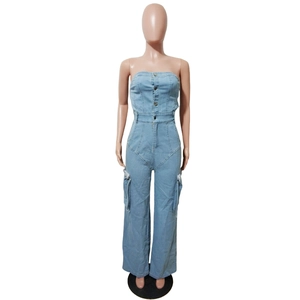 Détail d'une combinaison bustier en jean bleu clair avec boutons et poches cargo