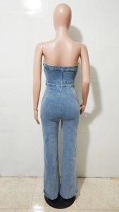 Dettaglio della schiena della tuta in denim senza spalline con cerniera in metallo sul retro