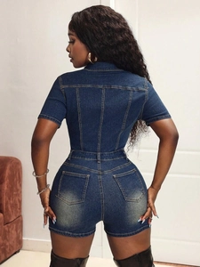 Vue détaillée des poches arrière et de la taille cintrée du body en jean bleu foncé