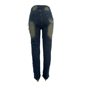 Vue détaillée des poches arrière du jean taille haute avec délavage et coupe ajustée