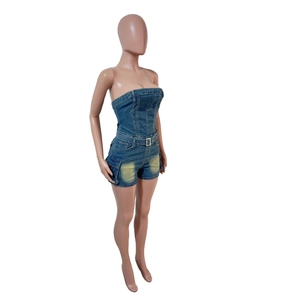 Dettaglio di tutina in denim attillata con lavaggio giallo e cintura in metallo