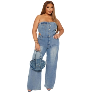 Detail von hellblauem trägerlosem Denim-Jumpsuit mit Ausschnitten und passender Sterntasche