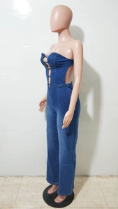 Dettaglio tuta di jeans blu senza spalline con ritaglio sul busto e gamba larga alta