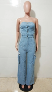 Détail d'une combinaison bustier en jean bleu clair avec boutons et poches cargo