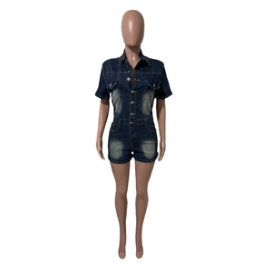 Détail d'un combishort en jean à manches courtes avec boutons et finitions délavées