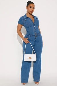 Detail eines blauen Denim-Jumpsuits mit Knopfleiste vorne und einem Gürtel mit Metallschnalle