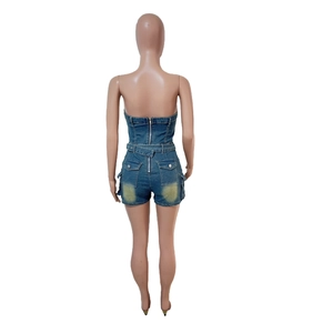 Dettaglio della chiusura con cerniera in metallo sul retro del set in denim lavato blu