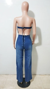 Dettaglio del retro della tuta in denim blu scuro con spallina sottile e cerniera in metallo