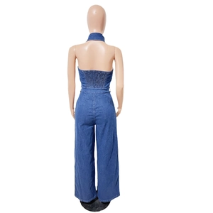 Vue détaillée du dos de la combinaison en jean avec taille élastique et design dos nu sexy