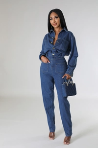 Détail de la combinaison en jean slim avec boutons métalliques et grandes poches avant