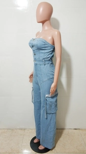 Vue détaillée d'une combinaison en jean bustier avec poches cargo et boutons en métal