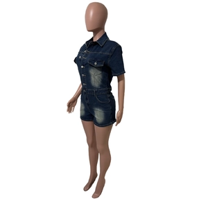 Vue détaillée d'une combishort en jean bleu délavé avec boutons métalliques