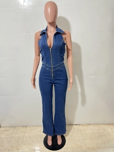 Détail d'une combinaison en jean bleu avec encolure licou et fermeture éclair frontale