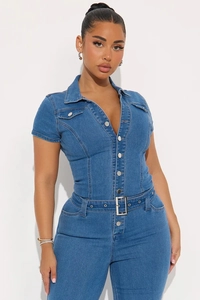 Nahaufnahme des blauen Denim-Bodysuits mit Metallknöpfen und verstellbarem Gürtel