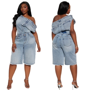 Vue détaillée du combishort en jean avec haut bustier inversé et short à ourlet brut