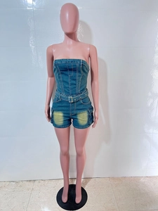 Dettaglio della tuta in denim a fascia con lavaggio vintage e tasche cargo laterali