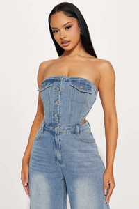 Detailansicht des trägerlosen Denim-Tops mit Metallknöpfen und Taschen in hellblauer Waschung