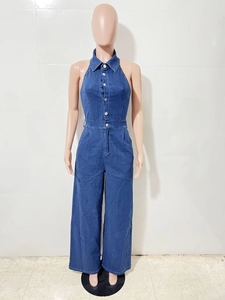 Détail de la combinaison licou en denim bleu foncé avec col à revers et boutons métal