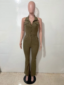 Dettaglio della tuta in denim verde militare con tasche a patta e colletto a bottoni