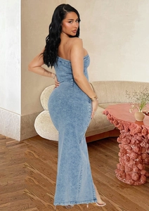 Détail de la robe longue en jean moulante dos nu montrant la taille haute et le délavage