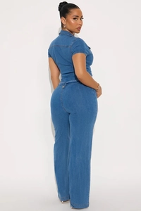 Rückansicht eines schicken Denim-Jumpsuits mit kurzen Ärmeln und weitem Hosenbein