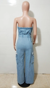 Vue arrière d'une combinaison bustier en jean bleu clair avec taille élastique et poches cargo