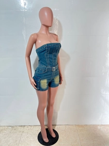 Dettaglio di una tutina in denim senza spalline con cintura in vita e tasche cargo