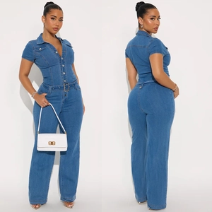 Detailansicht des Denim-Overalls mit Knopfkragen, Gürteltaille und Rückansicht