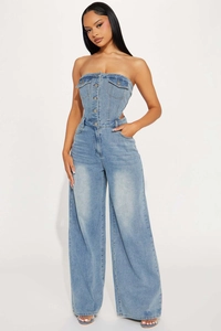 Detail eines hellblauen Denim-Trägerlosen Jumpsuits mit Knopfleiste und weitem Bein