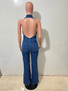 Vue arrière d'une combinaison en jean dos nu ajustée avec encolure licou élégante