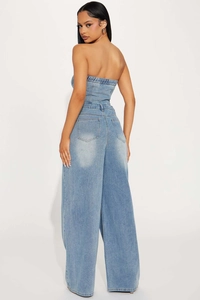 Detaillierte Rückansicht eines blauen trägerlosen Denim-Jumpsuits mit weitem Bein