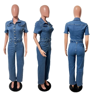 Vorder-, Seiten- und Rückansicht eines blauen Denim-Jumpsuits mit Gürtel und Metallknöpfen