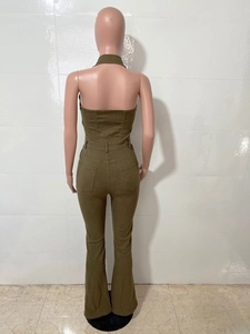 Dettaglio posteriore di una tuta denim verde oliva a lupetto con vestibilità aderente