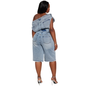 Détail du haut bandeau en jean bleu clair avec pli asymétrique et short effiloché
