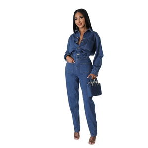 Combinaison en jean bleu foncé ajustée à manches longues avec poches poitrine et sac assorti