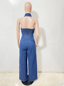 Détail de la taille élastique froncée au dos de la combinaison en jean bleu foncé