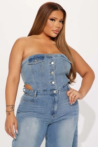 Detailansicht des trägerlosen Jeans-Jumpsuits mit Metallknöpfen und Taillenausschnitten