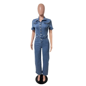 Detailansicht eines dunkelblauen Denim-Overalls mit klassischem Kragen und Knopfleiste